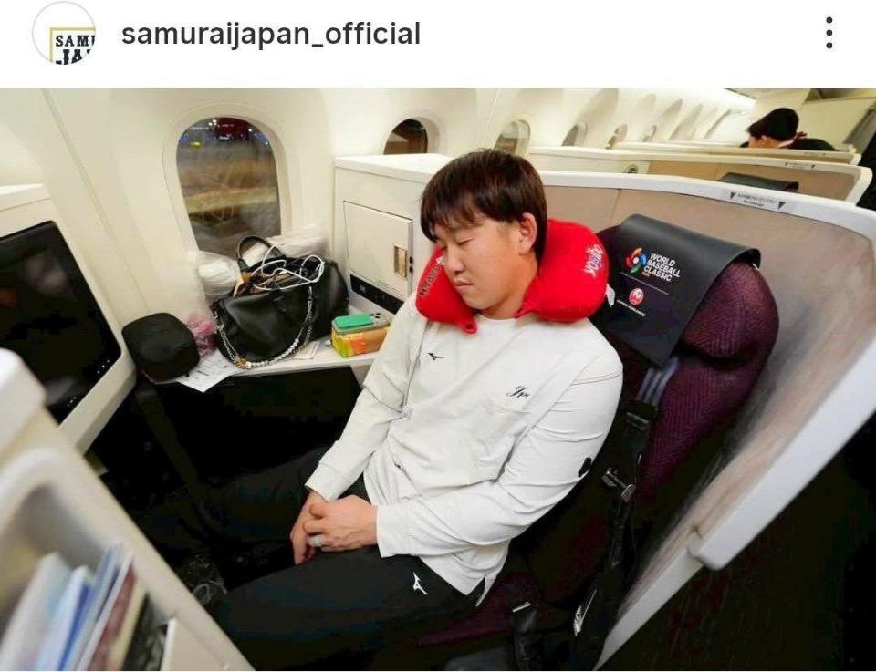 　チャーター機で眠る小園。侍ジャパンの公式インスタグラム（ｓａｍｕｒａｉｊａｐａｎ＿ｏｆｆｉｃｉａｌ）より