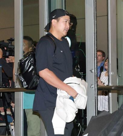 　マイアミに到着した菅野（撮影・伊藤笙子）