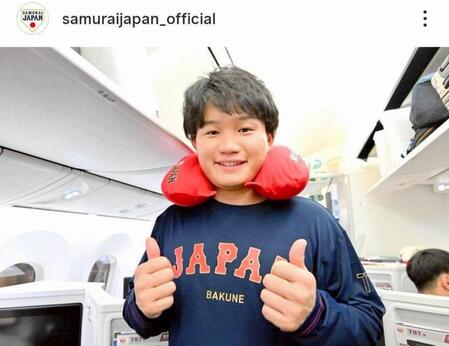 　チャーター機でネックピーローを装着した森下。侍ジャパンの公式インスタグラム（ｓａｍｕｒａｉｊａｐａｎ＿ｏｆｆｉｃｉａｌ）より