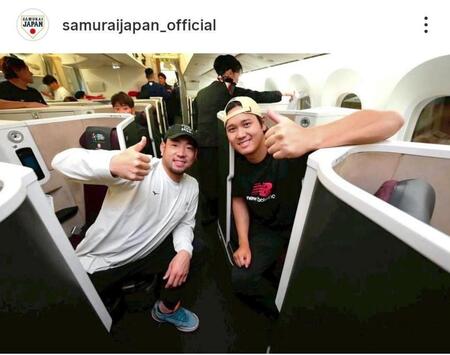 　チャーター機で記念撮影する大谷と菊池。侍ジャパンの公式インスタグラム（ｓａｍｕｒａｉｊａｐａｎ＿ｏｆｆｉｃｉａｌ）より