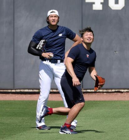 大谷（奥）のグローブで守備練習をする鈴木（撮影・伊藤笙子）