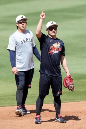 小園（左）とともにノックを受ける坂本（撮影・伊藤笙子）