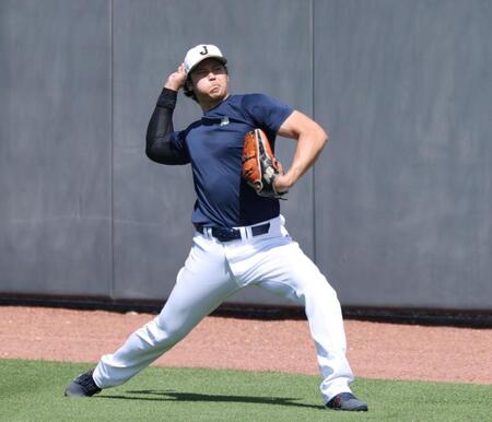 キャッチボールをする大谷（撮影・伊藤笙子）