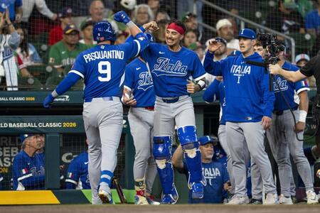 　メキシコ戦の２回、先制ソロを放ち迎えられるパスクアンティノ（９）＝ヒューストン（ゲッティ＝共同）