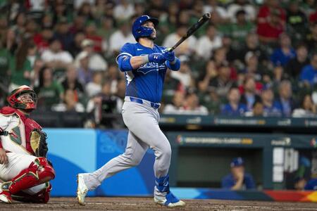 　メキシコ戦の２回、先制ソロを放つパスクアンティノ＝ヒューストン（ゲッティ＝共同）