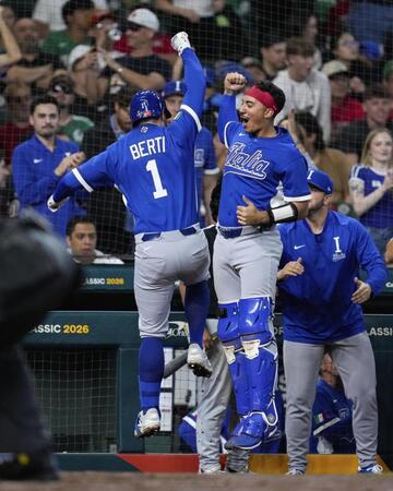 　メキシコ戦の４回、ソロ本塁打を放ちドラシオに迎えられるバーティ（１）＝ヒューストン（ＡＰ＝共同）