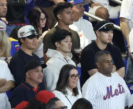 ドミニカ対ベネゼエラ戦を観戦する（左から）森下、坂本、佐藤輝（撮影・伊藤笙子）