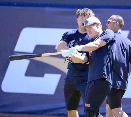 鈴木（奥）にアドバイスを請う坂本（撮影・伊藤笙子）