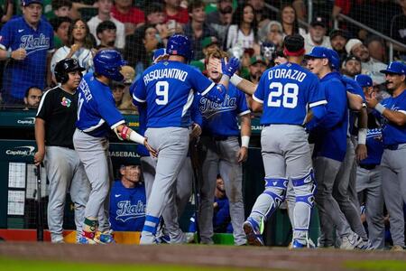 ６回にソロを放ち、イタリアナインに祝福されるパスカンティーノ（９）＝写真提供・ＡＰ／アフロ