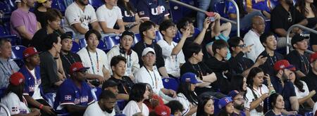 ドミニカ対ベネゼエラ戦を観戦する侍ジャパンナイン（撮影・伊藤笙子）