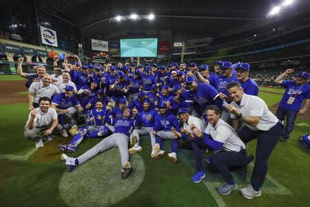 　メキシコに大勝し記念写真に納まるイタリアの選手ら＝ヒューストン（ロイター＝共同）