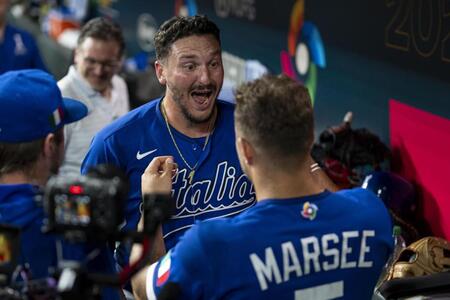 　メキシコ戦の６回、ソロ本塁打を放ちベンチで喜ぶパスクアンティノ＝ヒューストン（ゲッティ＝共同）