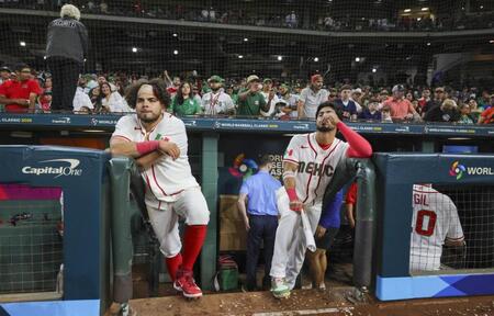 　イタリアに敗れ１次リーグで敗退し、落胆するメキシコの選手＝ヒューストン（ロイター＝共同）