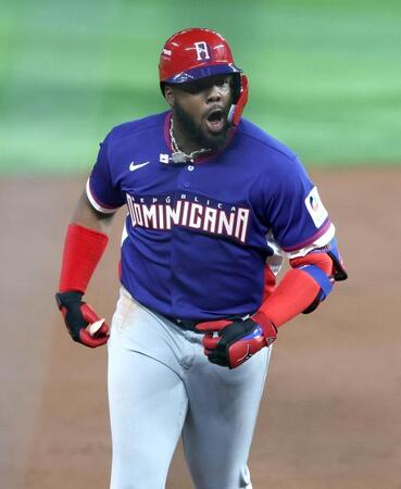 ３回表、本塁打を放ったドミニカ共和国のゲレロ＝マイアミ