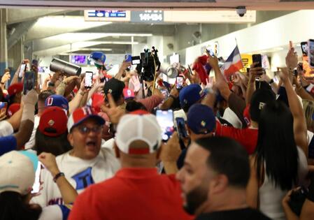 ベネゼエラに勝利し、コンコースで狂喜乱舞のドミニカファン（撮影・伊藤笙子）