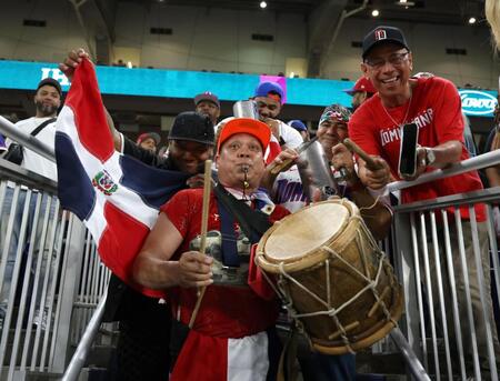 ラテン音楽で応援するドミニカファン（撮影・伊藤笙子）