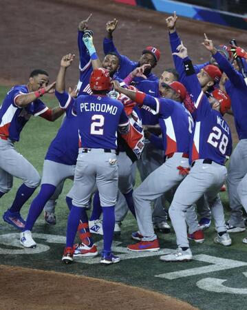 ４回、３ランを放ったタティスと喜び合うドミニカナイン（撮影・伊藤笙子）