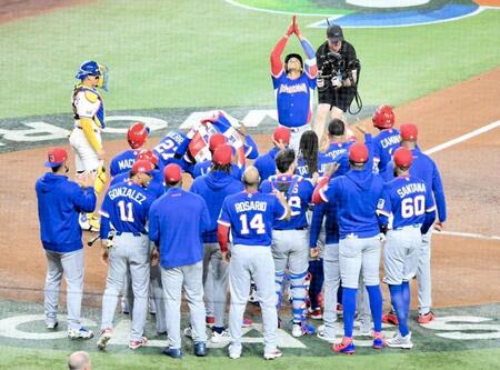 ソトの先制２ランで本塁に集まるドミニカの選手たち（撮影・伊藤笙子）