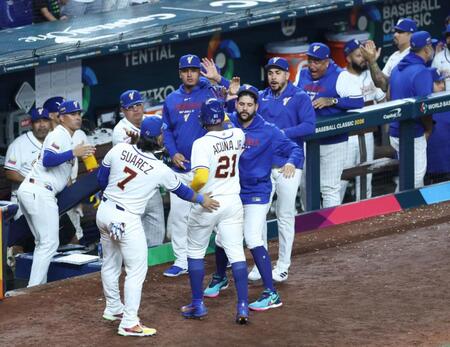 ９回、相手の悪送球間に２点差まで詰め寄り、アクーニャを迎えるベネズエラナイン（撮影・伊藤笙子）