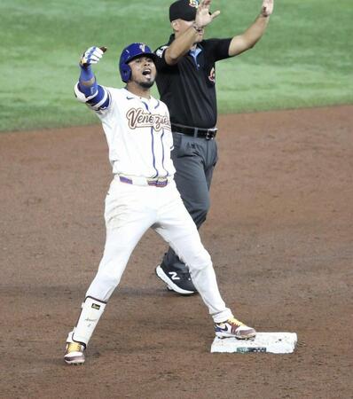三回に適時二塁打を放ち、ガッツポーズするアラエス（撮影・伊藤笙子）