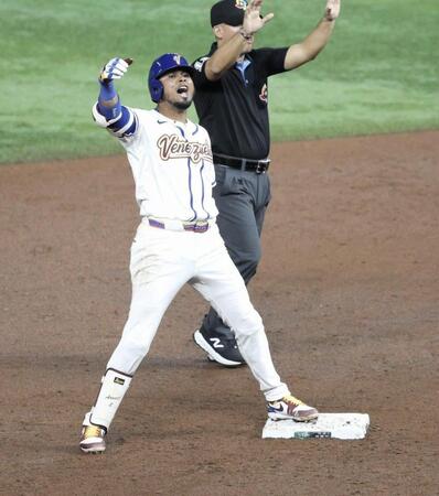 三回に適時二塁打を放ち、ガッツポーズするアラエス（撮影・伊藤笙子）