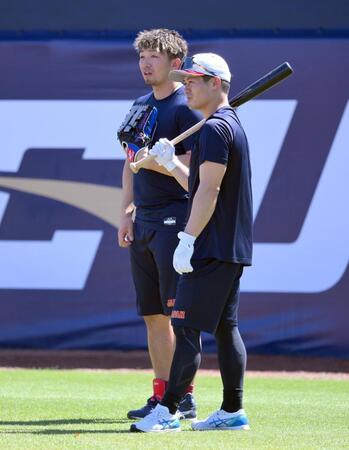 鈴木（奥）にアドバイスを請う坂本（撮影・伊藤笙子）