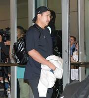 　マイアミに到着した菅野（撮影・伊藤笙子）