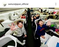 　チャーター機で記念撮影する村上、岡本。後方左が小園、同右は近藤。侍ジャパンの公式インスタグラム（ｓａｍｕｒａｉｊａｐａｎ＿ｏｆｆｉｃｉａｌ）より