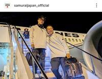 　チャーター機の前で記念撮影する山本と高橋宏。侍ジャパンの公式インスタグラム（ｓａｍｕｒａｉｊａｐａｎ＿ｏｆｆｉｃｉａｌ）より
