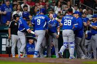 ６回にソロを放ち、イタリアナインに祝福されるパスクアンティノ（９）＝写真提供・ＡＰ／アフロ