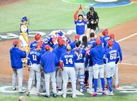 ソトの先制２ランで本塁に集まるドミニカの選手たち（撮影・伊藤笙子）