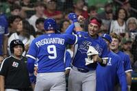 　メキシコ戦の６回、ソロ本塁打を放ちドラシオに迎えられるパスクアンティノ（９）＝ヒューストン（ＡＰ＝共同）