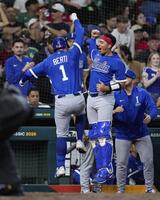 　メキシコ戦の４回、ソロ本塁打を放ちドラシオに迎えられるバーティ（１）＝ヒューストン（ＡＰ＝共同）