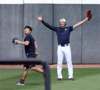 外野の守備練習をする鈴木と大谷（撮影・伊藤笙子）