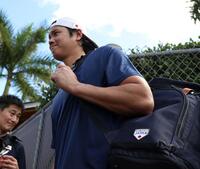 練習を終え、引き上げる大谷翔平（撮影・伊藤笙子）