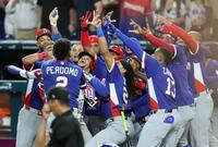 ３回表、マルテの本塁打で喜ぶのドミニカ共和国の選手ら＝マイアミ