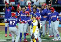 ３回表、本塁打を放ち迎えられるドミニカ共和国のゲレロ（２７）＝マイアミ