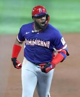 ３回表、本塁打を放ったドミニカ共和国のゲレロ＝マイアミ