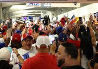 ベネゼエラに勝利し、コンコースで狂喜乱舞のドミニカファン（撮影・伊藤笙子）