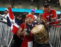 ラテン音楽で応援するドミニカファン（撮影・伊藤笙子）