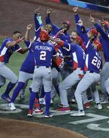 ４回、３ランを放ったタティスと喜び合うドミニカナイン（撮影・伊藤笙子）