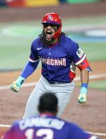４回表、３ランを放ち雄叫びを上げる＝マイアミ