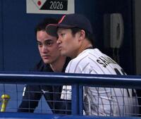 ベンチでアイアトン氏と話す坂本＝２月２７日