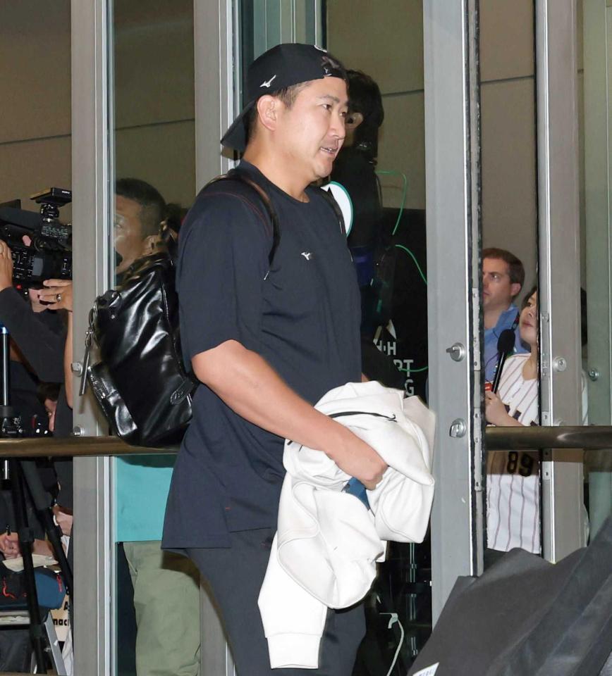 　マイアミに到着した菅野（撮影・伊藤笙子）