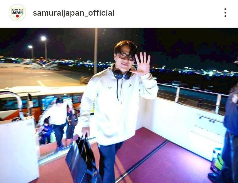 　チャーター機に乗り込む山本。侍ジャパンの公式インスタグラム（ｓａｍｕｒａｉｊａｐａｎ＿ｏｆｆｉｃｉａｌ）より