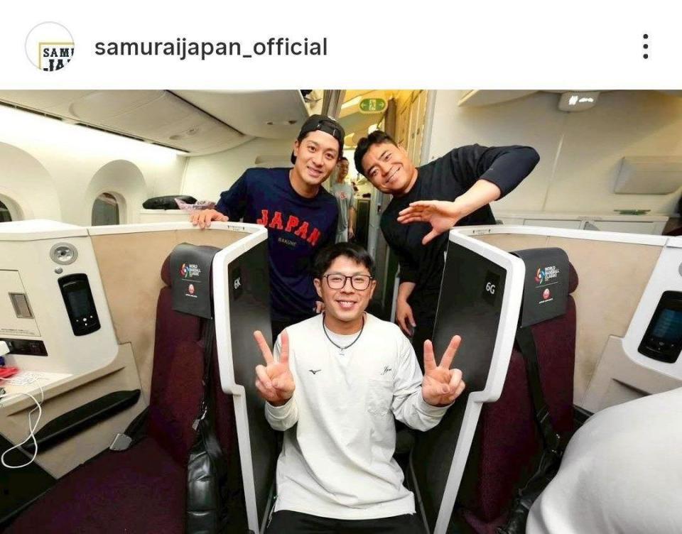 　チャーター機で記念撮影する若月、坂本、中村の捕手陣。侍ジャパンの公式インスタグラム（ｓａｍｕｒａｉｊａｐａｎ＿ｏｆｆｉｃｉａｌ）より