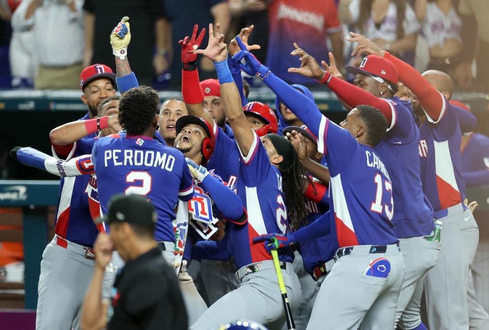 ３回表、マルテの本塁打で喜ぶのドミニカ共和国の選手ら＝マイアミ