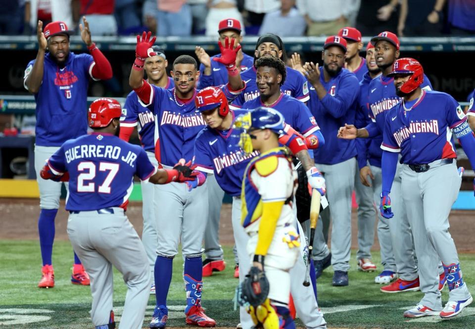 ３回表、本塁打を放ち迎えられるドミニカ共和国のゲレロ（２７）＝マイアミ