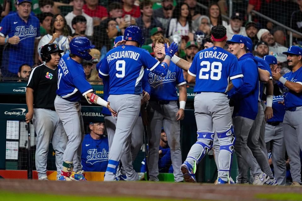 ６回にソロを放ち、イタリアナインに祝福されるパスカンティーノ（９）＝写真提供・ＡＰ／アフロ