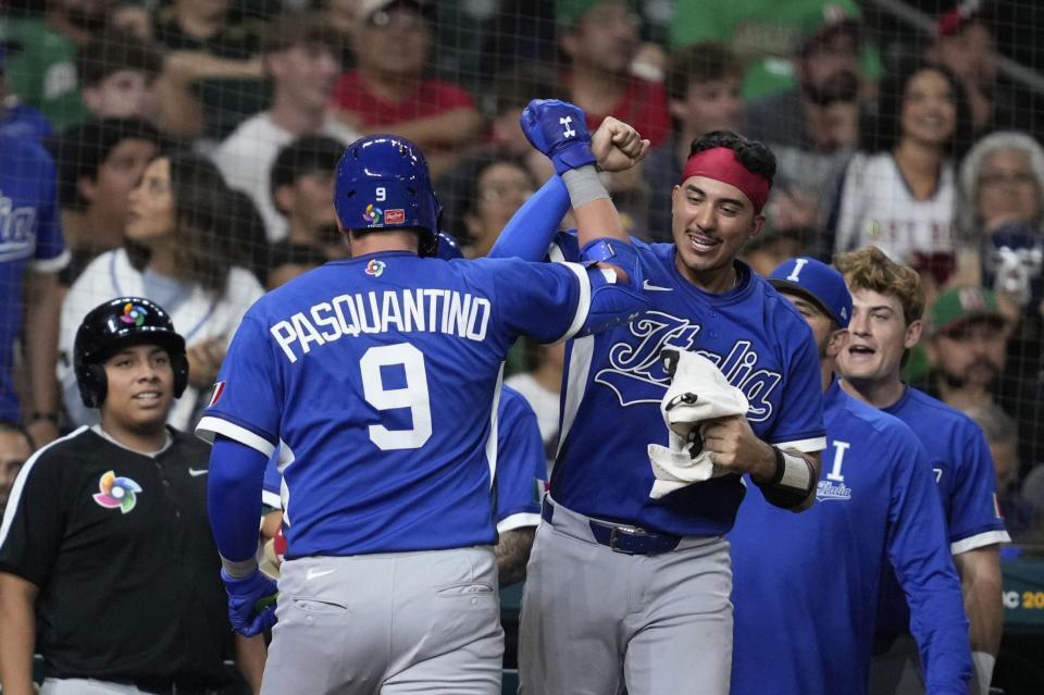 　メキシコ戦の６回、ソロ本塁打を放ちドラシオに迎えられるパスクアンティノ（９）＝ヒューストン（ＡＰ＝共同）